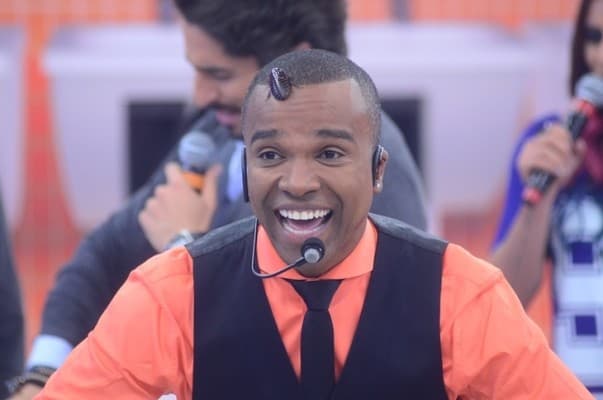 Alexandre Pires participa do "Legendários" e coloca barata na cabeça