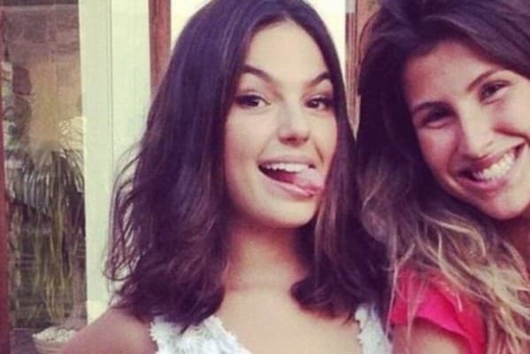 Isis Valverde realiza festa para comemorar retirada do colar cervical