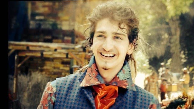 Johnny Massaro fala sobre seus papeis: "As pessoas que me colocavam sempre na prateleira dos nerds"