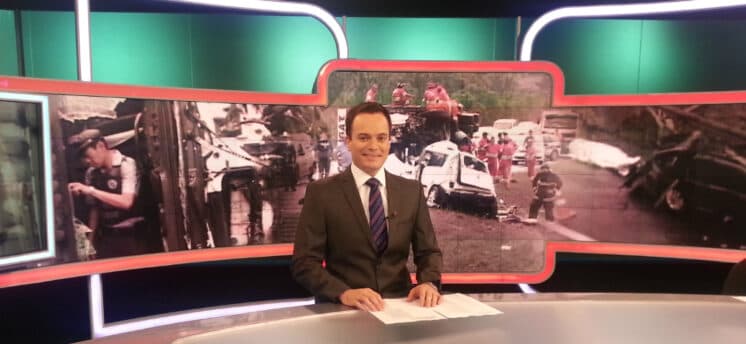 Apresentador do "Jornal do SBT", Marcelo Torres afirma que não comete exagero ao pedir maquiagem