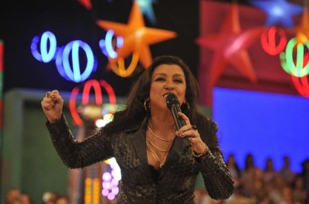 Apresentadora da Globo ignora fãs, e plateia fica até sem água, mas emissora nega