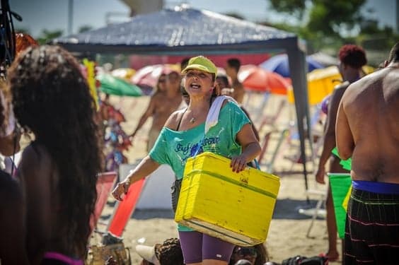 No primeiro episódio de "Segunda Dama"; o início do jogo: cartas embaralhadas