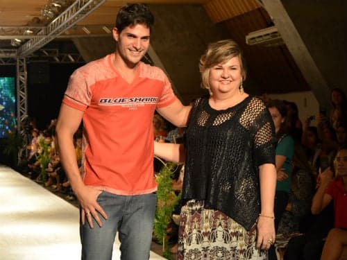 Ex-BBB André Martinelli faz presença vip em evento de moda no Piauí