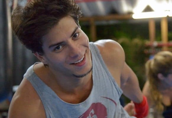 Em entrevista, Arthur Aguiar conta como foi a sua primeira vez