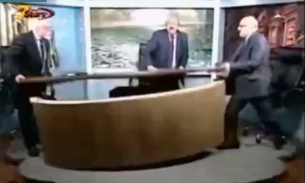Vídeo da Hora: Comentaristas brigam e destroem estúdio de TV