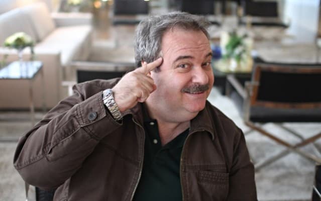 Gilberto Barros participa do "Domingo Show" e encara a "Roleta da Morte"