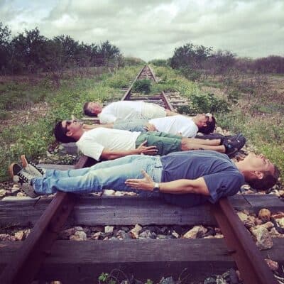 Luciano Huck aparece deitado em trilho de trem