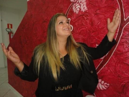 Apos se converter e virar pastora, ex-Ronaldinha Viviane Brunieri engorda 20 quilos