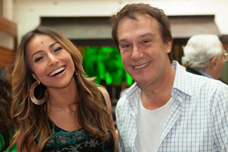 "Não fez diferença nenhuma pra gente", diz Emílio Surita sobre a saída de Sabrina Sato do "Pânico"