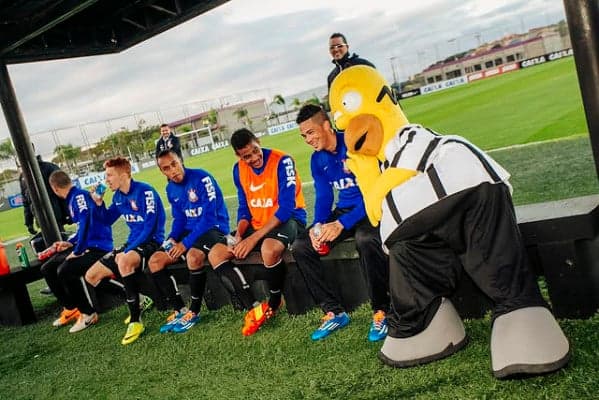 Em ação de marketing, Homer Simpson vai ao treinamento do Corinthians