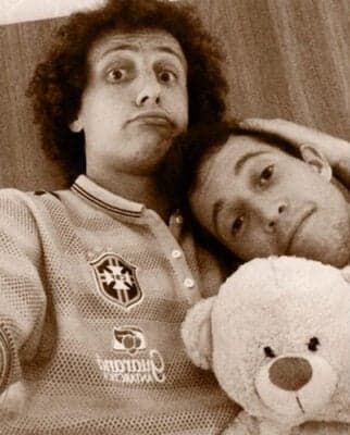 Seleção Brasileira: Bernard tira foto no colo de David Luiz; confira