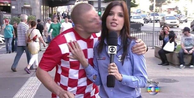 Turista da Croácia beija repórter do "SPTV" em link ao vivo
