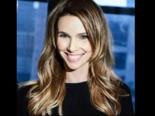 Débora Falabella surpreende e aparece com visual novo