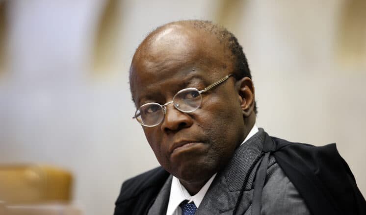 Depois de anunciar aposentadoria, Joaquim Barbosa é disputado pelas emissoras para realizar entrevista