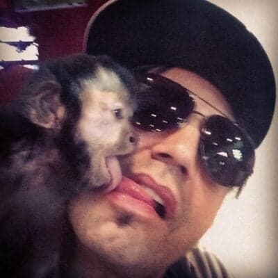 Latino esconde macaco de estimação para não se prejudicar