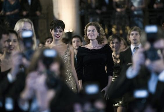 "O Rebu" estreia com a pior audiência da faixa das 23h, mas mostra trama ágil e atuações impecáveis