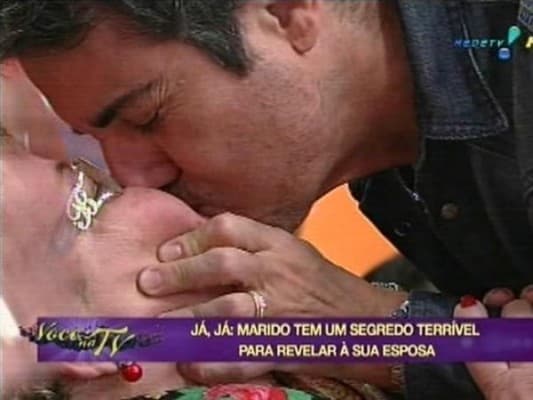 João Kleber tasca beijo em senhora da plateia durante programa