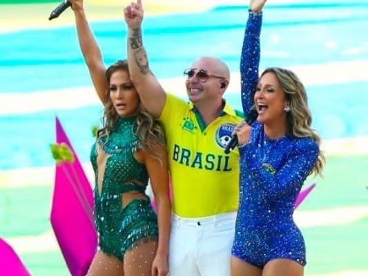Pitbull revela conversa que teve com Jlo antes de se apresentar na Copa