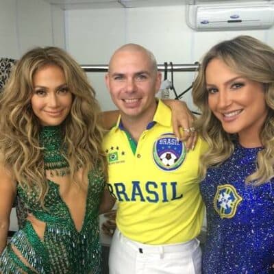 Claudia Leitte nega que tenha dado presente para Jannifer Lopez