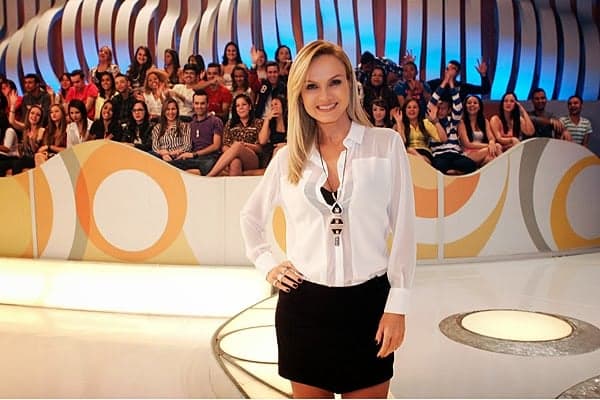 Eliana está curtindo vida de solteira