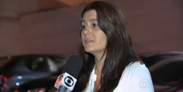 Repórter da Globo faz entrevista com convidada da Record na porta da concorrente
