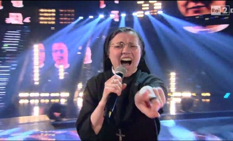 Freira vence “The Voice” da Itália e comemora com “Pai Nosso”