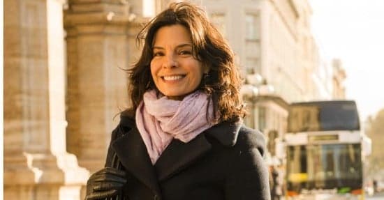 Helena Ranaldi, recatada, assume ao Brasil seu grande amor com quem é casada e que ninguém suspeitava