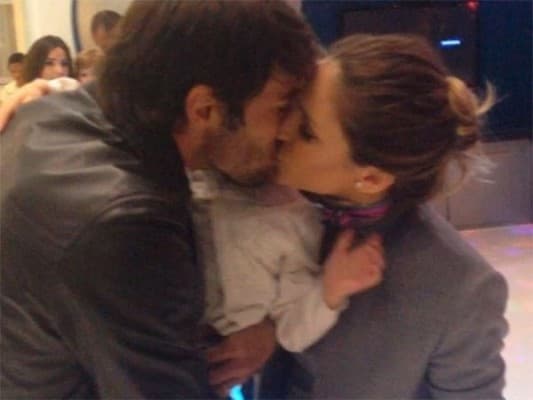 Kaká espanta boatos de crise no casamento e beija sua esposa em aniversário do filho