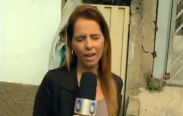 Vídeo da Hora: Mulher joga balde de água em repórter da Record