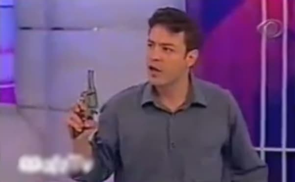 "Lembra Dessa?" Homem armado invade programa da Band em 2004