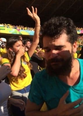 Torcedor, que foi empurrado por Bruna Marquezine, nega ter soltado peido e revela o motivo da atriz ter chorado