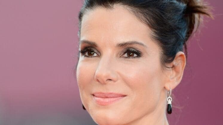 Casa de Sandra Bullock é invadida com a atriz dentro