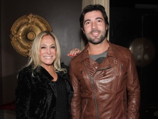 Susana Vieira toma microfone das mãos de Anitta e rouba a cena
