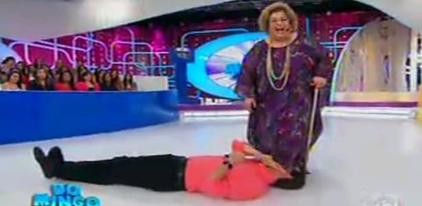 Com objetivo de descobrir a sexualidade de Mamma Bruschetta, Portiolli olha por debaixo do vestido dela