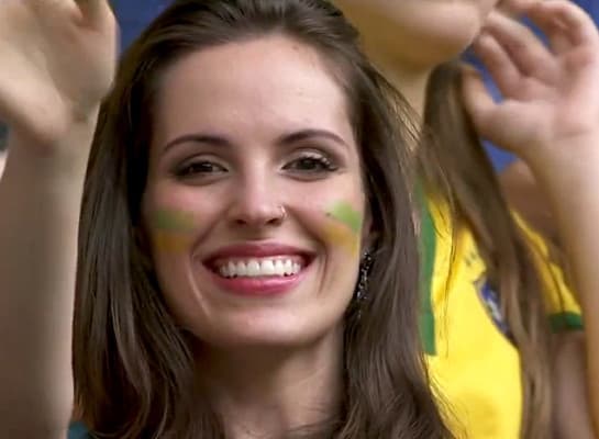 Globo elege funcionária do SBT como "Musa da Copa"