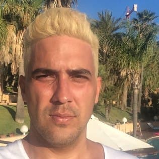 André Marques fica loiro e posta foto em rede social
