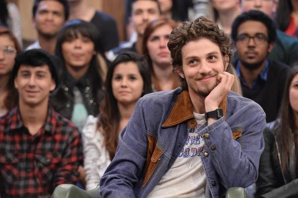 Em cinco dias, Chay Suede faz tour pelo Projac e participa de seis programas