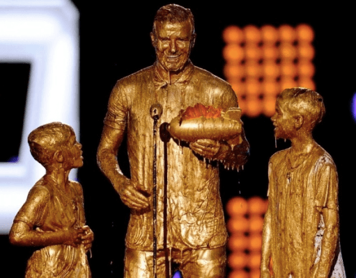 Inusitado! David Beckham e os filhos ficam cobertos por gosma dourada em "Premiação"