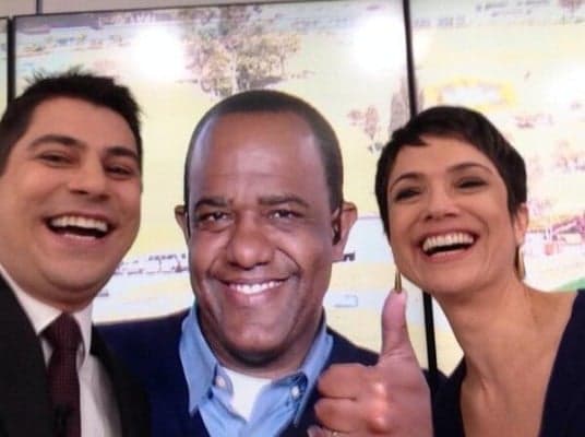 Evaristo e Sandra  tiram selfie ao vivo durante o "Jornal Hoje" e vão parar nos assuntos mais comentados da internet