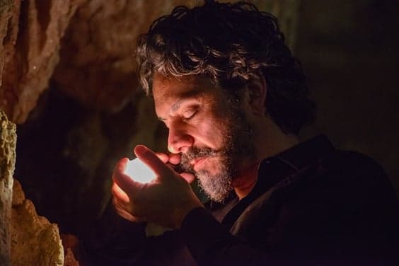 "Império": Maria Marta segue José Alfredo até gruta para descobrir segredo do comendador