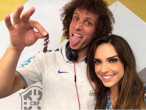 Repórter do "Arena SBT", Juliana Franceschi realiza campanha para ajudar crianças com câncer e ganha apoio de David Luiz