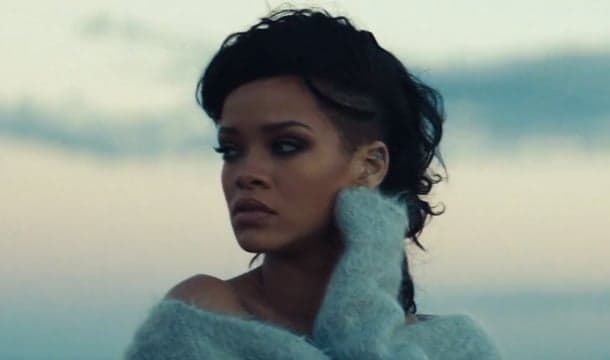 Cantora Rihanna aparece com dreads pelas ruas de NY