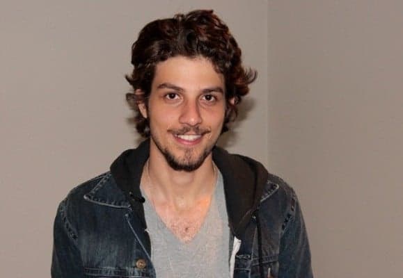 Chay Suede assina contrato com a Globo de longo prazo