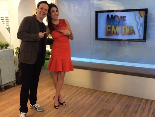 Apresentando Hoje em Dia no lugar de Cris Flores, Gisele Itié surpreende público