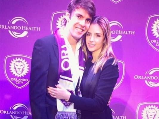 Carol Celico dá a volta por cima, dispensa rumores sobre crise e se declara para Kaká