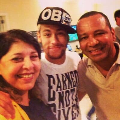 Roberta Miranda visita Neymar e posa ao lado do jogador
