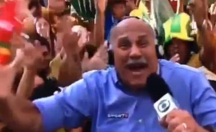 Vídeo da Hora: Repórter Márcio Canuto leva mordida e depois cai no meio de torcedores