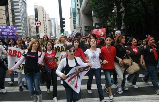 SBT diminui a duração de "Rebelde" e revolta fãs na internet