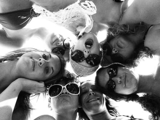 De maiô retrô, Taylor Swift curte férias na praia