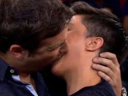 Mesmo com namorada na plateia, Thammy Miranda dá beijaço em Rodrigo Scarpa do "Pânico"